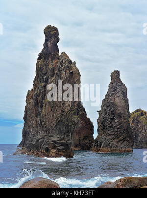 Die Insel Madeira. Ilheus da Rib und Ilheus Janela Felsen im Atlantik. Stockfoto