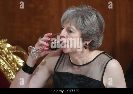 Premierministerin Theresa May trinkt ein Glas Wein, während sie Reden beim jährlichen Lord Mayor's Bankett in der Guildhall in London hört. Stockfoto