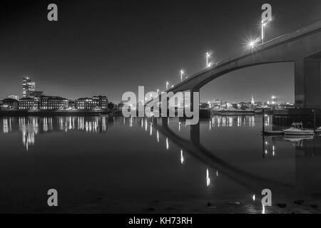 Beleuchtete Itchen Brücke über den Itchen River bei Nacht 2017, schwarz-weiß-Bild, Southampton, England, Großbritannien Stockfoto