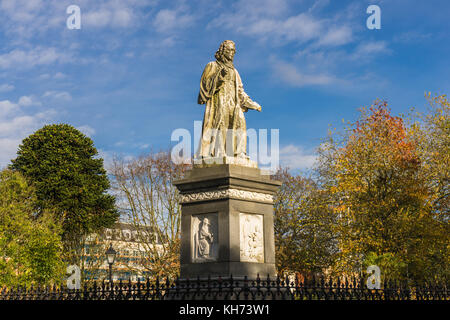 Isaac Watts statue gegen den blauen Himmel in Watt Park (West), Southampton, Hampshire, England, Großbritannien Stockfoto