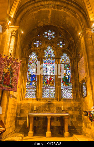 Die bunten Glasmalereien von St. Ethelflaeda's Chapel in Romsey Abbey, Romsey, Hampshire, Großbritannien Stockfoto