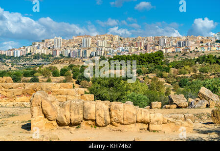 Statue von Atlas auf den Tempel des Olympischen Zeus in das Tal der Tempel in der Nähe von Agrigento, Sizilien Stockfoto