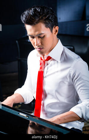 Asiatische professionelle Pianisten Klavier im Aufnahmestudio Stockfoto