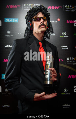 Dr. Disrespect (echter Name Guy Beahm) mit dem Streamer des Jahres Award, Backstage bei den NOW TV Esports Industry Awards 2017 in der Brewery in London. Stockfoto