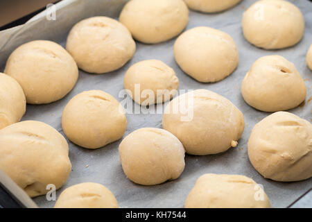 Frisch zubereitete weiße Brötchen belegen Stockfoto