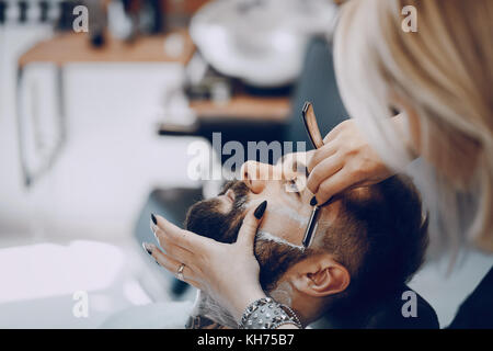 Kerl in der barbercos Stockfoto