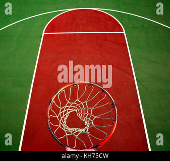 Pol Luftbild von outdoor Basketballfeld. umfasst Rim, Mesh, rote Taste, weiße Linien und grüne Fläche. Stockfoto