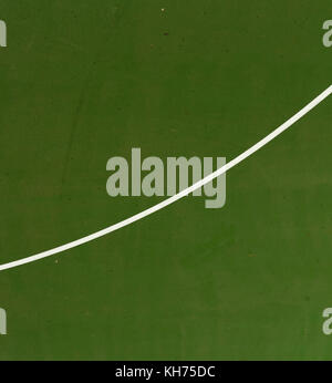 Pol Luftbild von outdoor Basketballfeld. weiße Linie schneidet grüne Spielfläche. Stockfoto