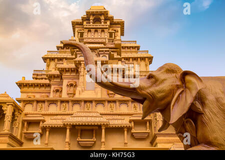 Kreative Durga Tempel gebaut eine indische Royal Palace zu einem Durga Puja in North Kolkata zu replizieren. Stockfoto