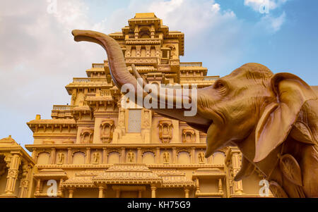 Kreative Durga Tempel gebaut eine indische Royal Palace zu einem Durga Puja in North Kolkata zu replizieren. Stockfoto