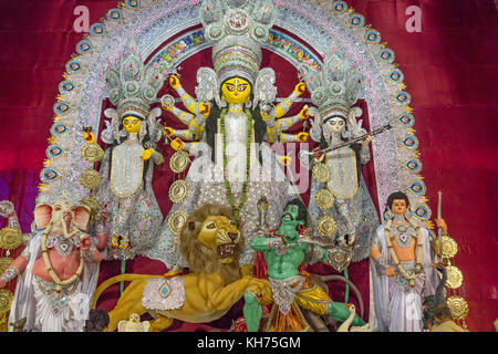 Göttin Durga zusammen mit anderen hinduistischen Gottheiten an Durga Puja Festival in Kolkata, Indien. Stockfoto