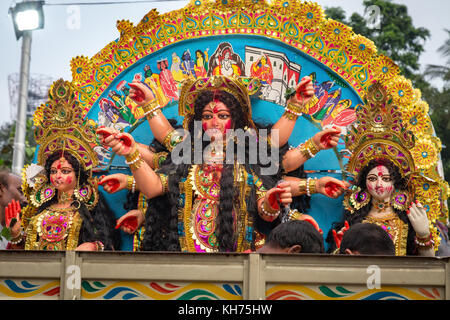 Durga-Puja-Idol-Eintauchzeremonie in Kalkutta Indien. Die Göttin Durga taucht in den Ganges bei Babughat als Teil von Festivalritualen ein Stockfoto