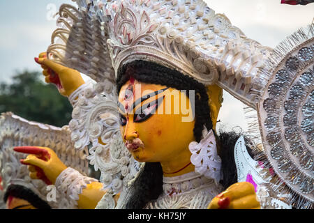 Durga-Puja-Idol-Eintauchzeremonie in Kalkutta Indien. Die Göttin Durga taucht in den Ganges bei Babughat als Teil von Festivalritualen ein Stockfoto