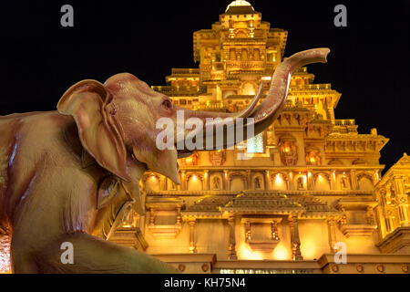 Kreative Durga Tempel gebaut eine indische Royal Palace zu einem Durga Puja in North Kolkata zu replizieren. Stockfoto