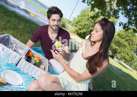 Porträt des jungen Paar beim romantischen Picknick im Lande Stockfoto