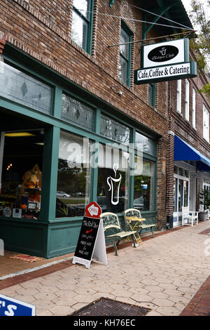 Store Fronten in der historischen Innenstadt von New Bern north carolina- Ziegel vor Gebäude und vintage Geschäfte machen diese Innenstadt ein Reiseziel Stockfoto