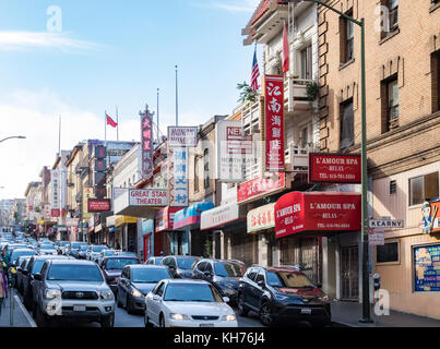 San Francisco - ca. 2017: Verkehr sichert vor den Geschäften und Unternehmen auf Jackson Straße in Chinatown Viertel von San Francisco, Kalifornien Stockfoto