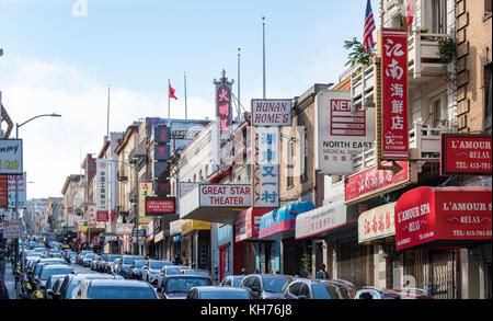SAN FRANCISCO – CA. 2017: Der Verkehr fährt an Geschäften und Unternehmen entlang der Jackson Street im Stadtteil Chinatown in San Francisco, Kalifornien Stockfoto