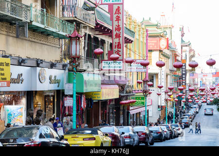 San Francisco - ca. 2017: Massen von Menschen zu Fuß von den Geschäften und Restaurants entlang der Grant Street in der chinatown Viertel von San Francisco, Ca. Stockfoto