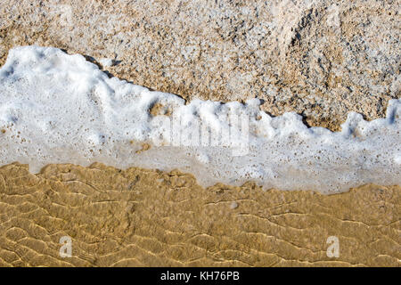 Lake Clifton western Australia und die seltene Kolonie der 6 Kilometer langen thrombolite Stromatolithen lebenden Felsen Strukturen in das schäumende Wasser. Stockfoto