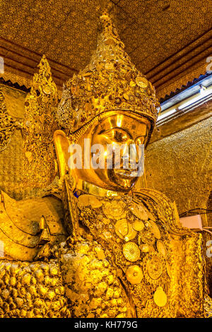 Golden Buddha Statue in der mahamuni Buddha Tempel, Mandalay, Myanmar Stockfoto