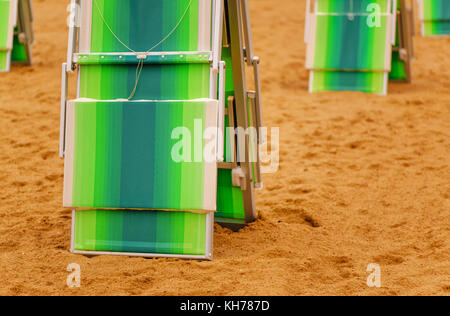 Gefaltet liegen am Sandstrand am Meer am Ende der Saison Stockfoto