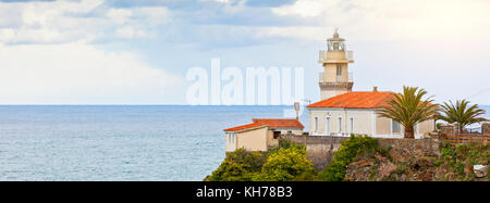Leuchtturm von Oviedo, Asturien, im Norden Spaniens. Lange breite Banner Stockfoto