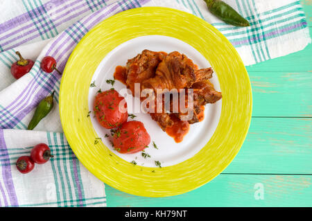 Hähnchenschenkel mit Tomatensauce und marinierten Tomaten ohne Skins im eigenen Saft. die Ansicht von oben. Stockfoto