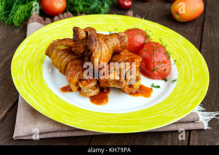 Hähnchenschenkel mit Tomatensauce und marinierten Tomaten ohne Skins im eigenen Saft. Stockfoto