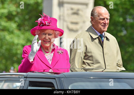 12/06/2016. Queen Elizabeth II und der Herzog von Edinburgh machen sich in einem Range Rover mit offenem Oberdach auf den Weg durch die Mall, während des Patron's Lunch im Zentrum Londons zu Ehren des 90. Geburtstages der Queen. Das Königspaar feiert am 20. November seinen Platin-Hochzeitstag. Stockfoto