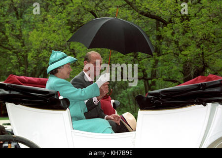 06/05/1993. Königin Elizabeth II. Und der Herzog von Edinburgh teilen sich einen Regenschirm, während sie eine Kutschenfahrt in Bugacs auf der Ungarischen Tiefebene während eines Staatsbesuchs in Ungarn genießen. Das Königspaar feiert am 20. November seinen Platin-Hochzeitstag. Stockfoto