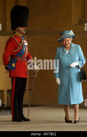 Aktenfoto vom 15. Mai 04/03 von Königin Elisabeth II. Und dem Herzog von Edinburgh in Windsor Castle. Das Königspaar feiert am 20. November seinen Platin-Hochzeitstag. Stockfoto