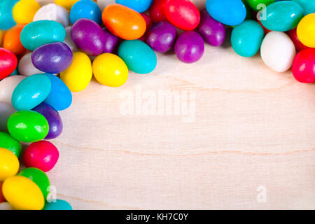 Rahmen aus bunten Süßigkeiten Zucker Süßigkeiten. Hintergrund von Süßigkeiten. farbige Süßigkeiten Nahaufnahme Stockfoto