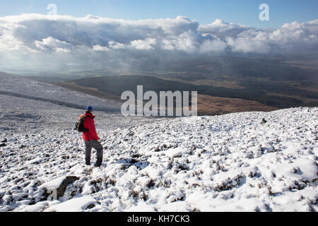 Hill waling im Winter Schnee oben Cairnsmore der Flotte, Galloway, Schottland Stockfoto