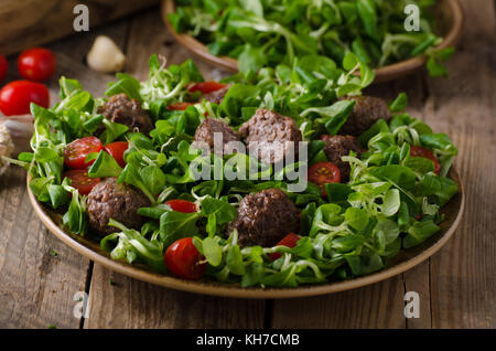 Frikadellen Rindfleisch mit frischem Salat, delish Essen gestylt, bereit für die Werbung Stockfoto