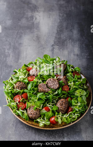Frikadellen Rindfleisch mit frischem Salat, delish Essen gestylt, bereit für die Werbung Stockfoto