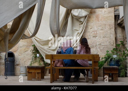 Arabisch-Israelischen Studentinnen und Studenten an den Hof des Hadassah akademische College in Jerusalem Israel sitzen Stockfoto