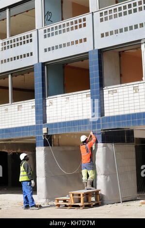 Handwerker bereiten die Zerstörung eines großen Gebäudes im Viertel La Duchere in Lyon, Frankreich, vor Stockfoto