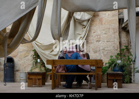 Arabisch-Israelischen Studentinnen und Studenten an den Hof des Hadassah akademische College in Jerusalem Israel sitzen Stockfoto