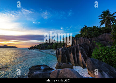 Romantischer Sonnenuntergang am Paradise Beach, berühmten Anse Source D'Argent, La Digue, Seychellen Stockfoto