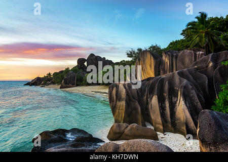 Romantischer Sonnenuntergang am Paradise Beach, berühmten Anse Source D'Argent, La Digue, Seychellen Stockfoto