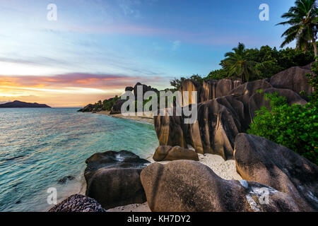 Romantischer Sonnenuntergang am Paradise Beach, berühmten Anse Source D'Argent, La Digue, Seychellen Stockfoto