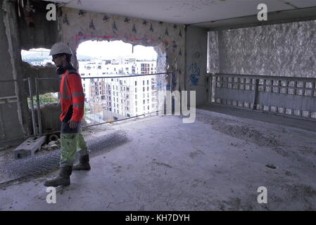 Handwerker bereiten die Zerstörung eines großen Gebäudes im Viertel La Duchere in Lyon, Frankreich, vor Stockfoto