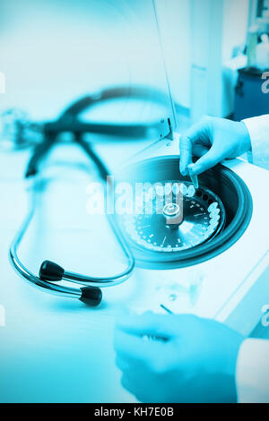 Stethoskop auf dem Schreibtisch gegen ein Chemiker mit Hilfe einer Zentrifuge schließen Stockfoto