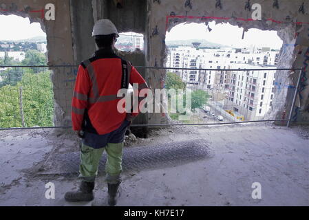 Handwerker bereiten die Zerstörung eines großen Gebäudes im Viertel La Duchere in Lyon, Frankreich, vor Stockfoto