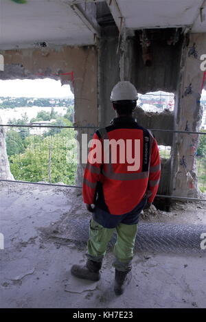 Handwerker bereiten die Zerstörung eines großen Gebäudes im Viertel La Duchere in Lyon, Frankreich, vor Stockfoto