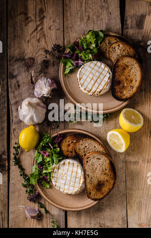 Gegrilltem Camembert Käse, Salat und Brot Stockfoto