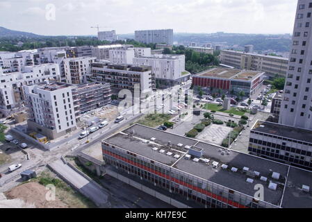 Handwerker bereiten die Zerstörung eines großen Gebäudes im Viertel La Duchere in Lyon, Frankreich, vor Stockfoto