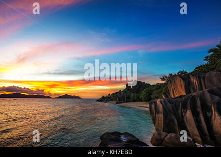 Romantischer Sonnenuntergang am Paradise Beach, berühmten Anse Source D'Argent, La Digue, Seychellen Stockfoto