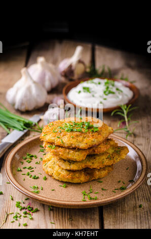 Kartoffelpuffer mit saurer Sahne, Kräuter und Knoblauch in Stockfoto